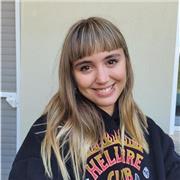 Soy simpática, carismática, responsable y proactiva. Me encanta enseñar inglés en cualquier nivel. Tengo certificado de First de la Universidad de Cambridge